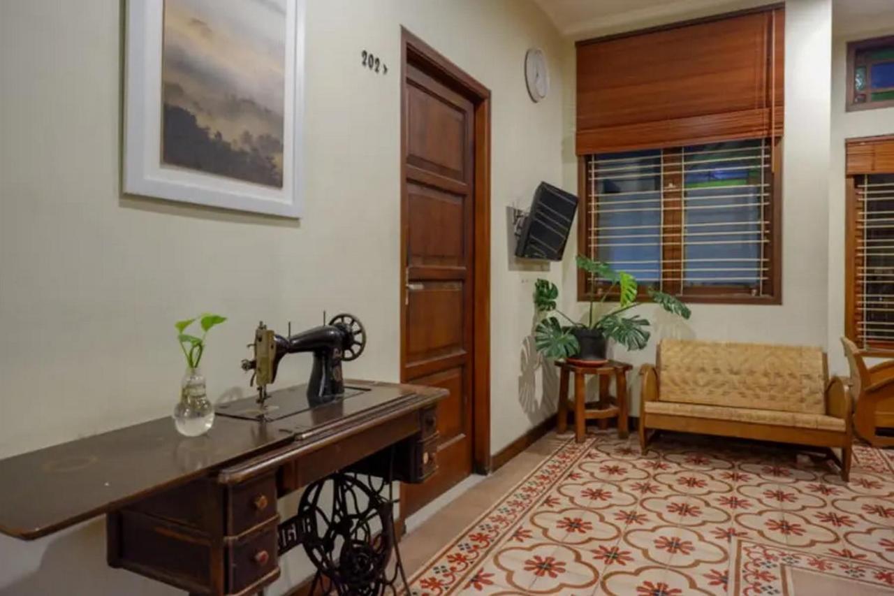 Urbanview Rumah Kandjani Yogyakarta Kejayan Exterior foto